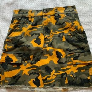 NWOT- camo mini skirt